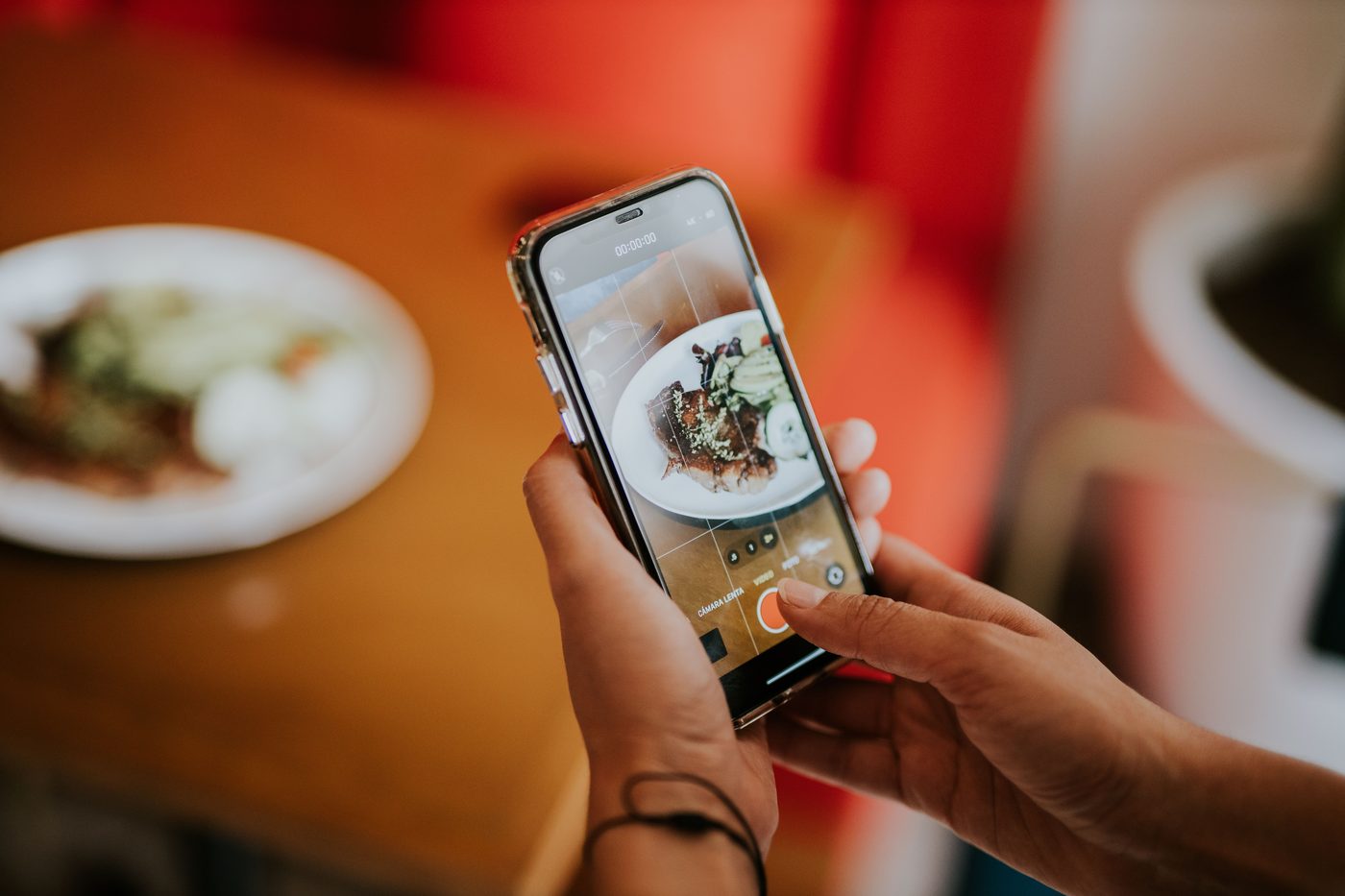 Marketing digital para restaurantes: cómo llenar mesas sin depender de las plataformas