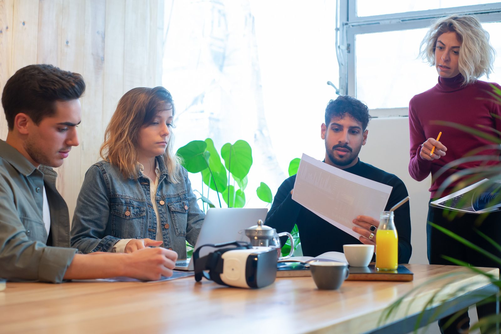 Reunión de trabajo del equipo de marketing digital de Aszendia en Barcelona